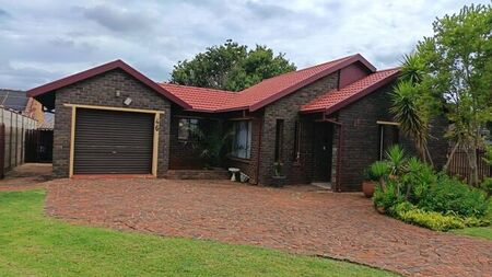 3 Bedroom house to rent in Carletonville Central