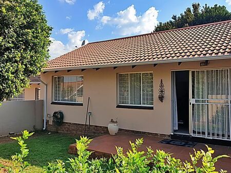 2 Bedroom townhouse - sectional to rent in Northwold, Randburg