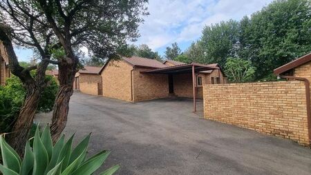 3 Bedroom townhouse - sectional to rent in North Riding, Randburg