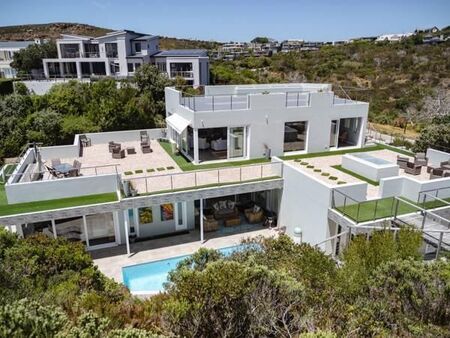 4 Bedroom House in Plettenberg Bay Central