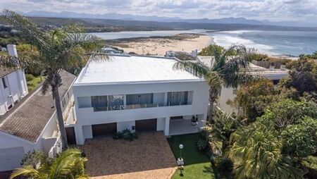 4 Bedroom House in Plettenberg Bay Central