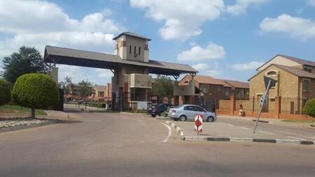 Bachelor apartment in Karenpark