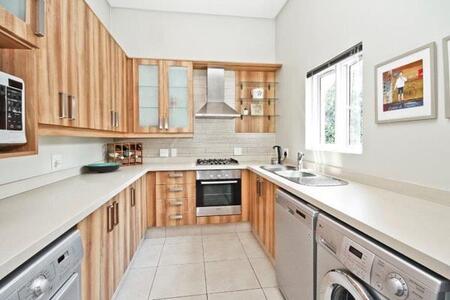 2 Bedroom Apartment in Parktown North