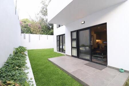 2 Bedroom Apartment in Rosebank