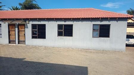 2 Bedroom Apartment in Van Riebeeck Park