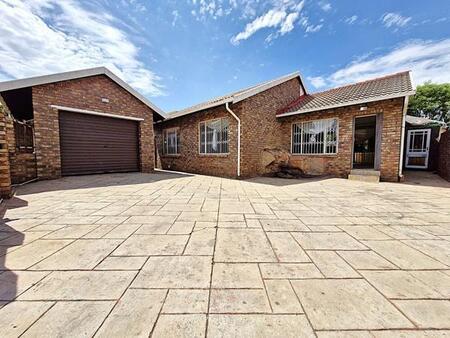 3 Bedroom House in Rooihuiskraal North