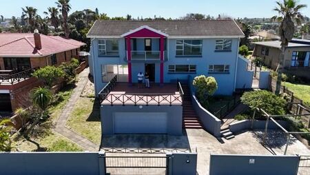 6 Bedroom House in Gonubie