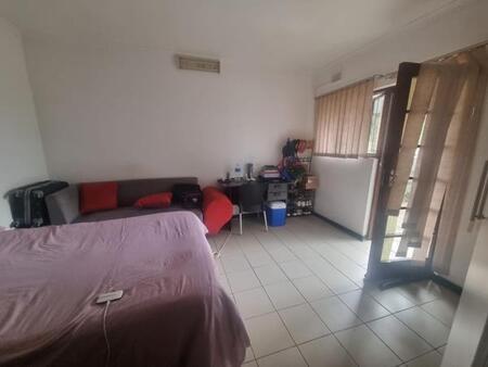 Bachelor apartment in Athlone Park