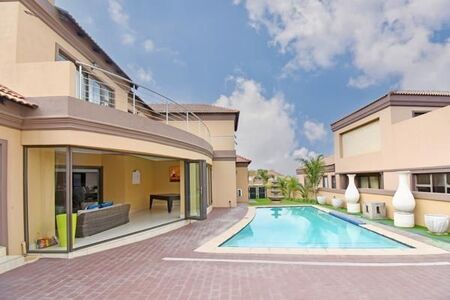 6 Bedroom House in Blue Valley Golf Estate