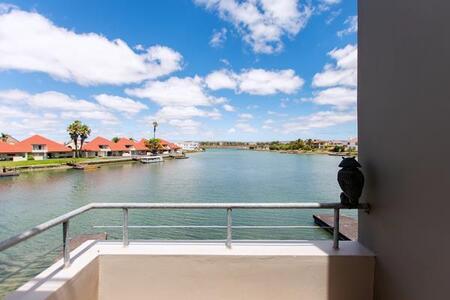 4 Bedroom House in Port Owen