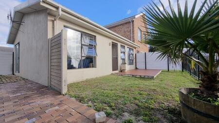 2 Bedroom Flat in Die Bos