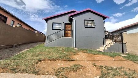 2 Bedroom house to rent in Fleurhof, Roodepoort