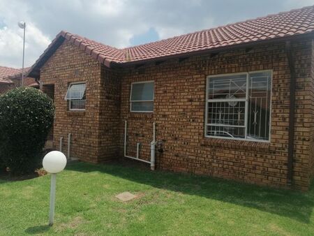 2 Bedroom townhouse - sectional to rent in Witpoortjie, Roodepoort