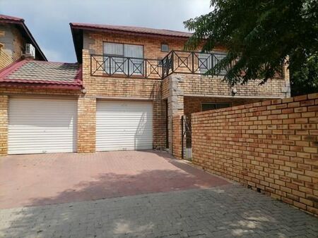 3 Bedroom Townhouse in Wilgeheuwel