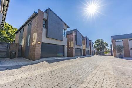 3 Bedroom Townhouse in Menlo Park