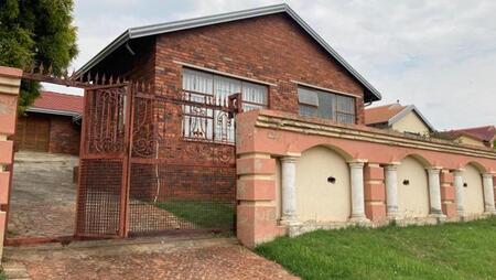 4 Bedroom House in Zakariyya Park