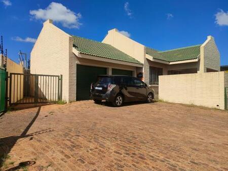 3 Bedroom Townhouse in Sundowner