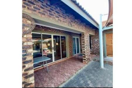 1 Bedroom Apartment in Vanderbijlpark Se