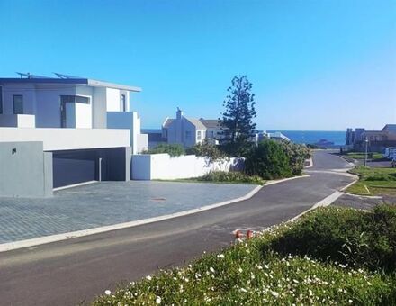 2 Bedroom House in Bloubergstrand