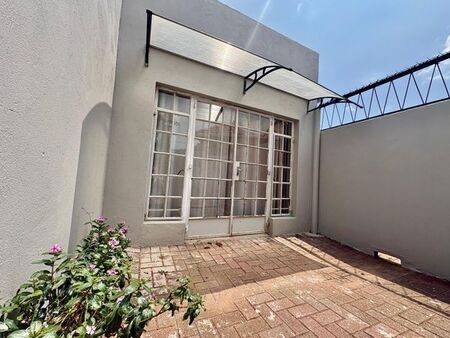 1 Bedroom cottage to rent in Emmarentia, Johannesburg