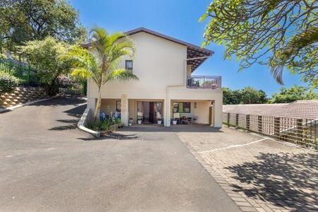 8 Bedroom House in La Lucia