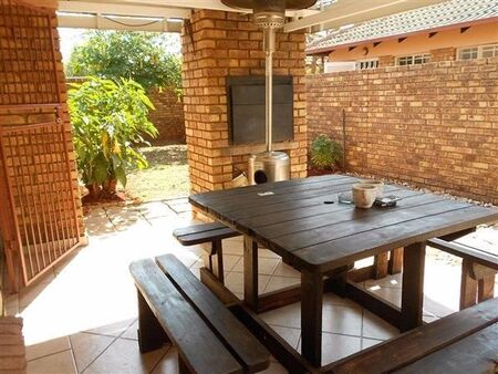 2 Bedroom Simplex in Pierre van Ryneveld