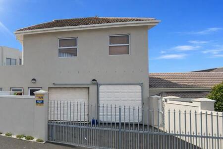 1 Bedroom Apartment in West Beach