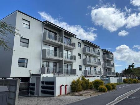 2 Bedroom Flat in De La Haye
