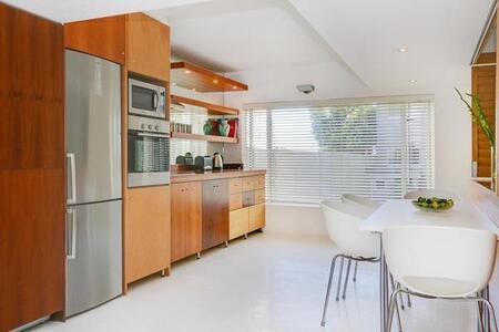 1.5 Bedroom Apartment in Mouille Point