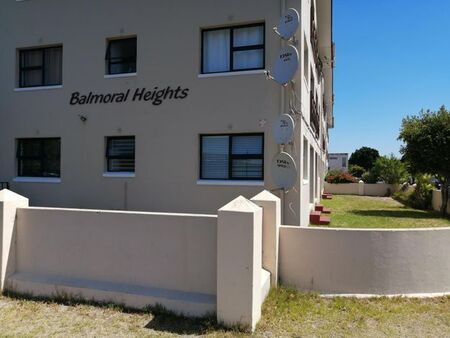 2 Bedroom flat to rent in Lansdowne, Cape Town