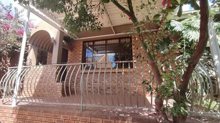 3 Bedroom townhouse - sectional to rent in Helicon Heights, Bloemfontein