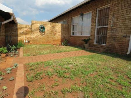 2 Bedroom Townhouse in Noordheuwel