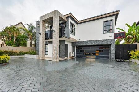 5 Bedroom House in Willow Acres