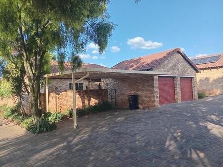 3 Bedroom Cluster in Weltevreden Park
