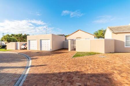 2 Bedroom House in Sunningdale