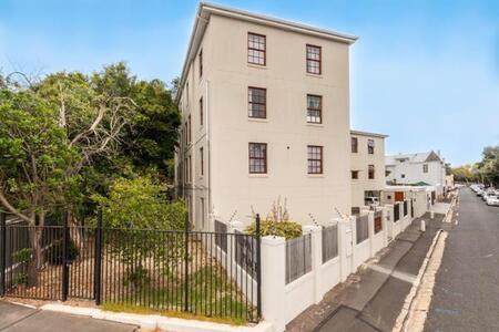 2 Bedroom Apartment in Wynberg Upper
