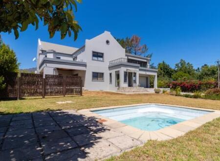 3 Bedroom Apartment in Somerset West Central