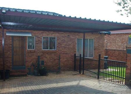 2 Bedroom Townhouse in Wilgeheuwel