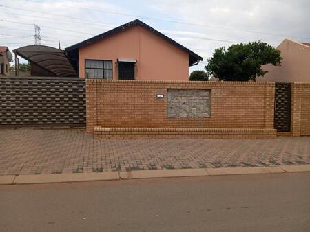 3 Bedroom House in Protea North