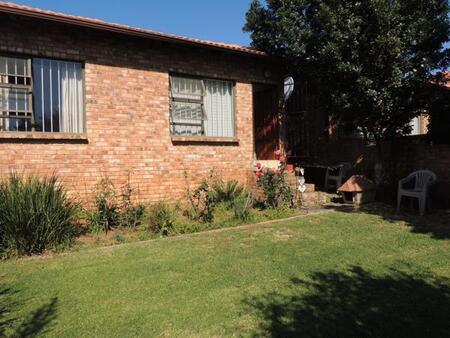 2 Bedroom Simplex in Bellairspark