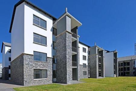 2 Bedroom Apartment in Glen Marais