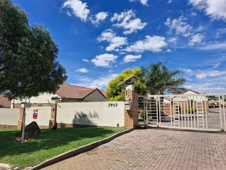 3 Bedroom townhouse - sectional to rent in Moreleta Park, Pretoria