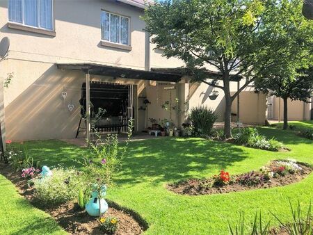 2 Bedroom duplex townhouse - sectional to rent in Greenstone Hill, Edenvale