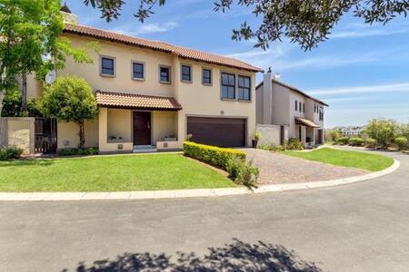 3 Bedroom House in Dainfern