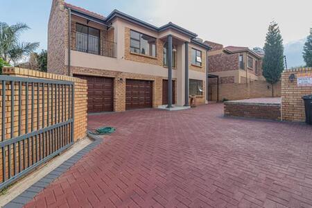 3 Bedroom Cluster in Van Riebeeck Park