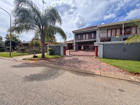 4 Bedroom House in Heuweloord