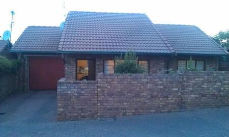 2 Bedroom Simplex in Die Hoewes