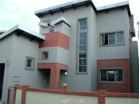 2 Bedroom Townhouse in Die Hoewes