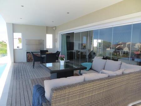 5 Bedroom House in Santareme