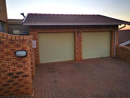 3 Bedroom Simplex in Roodekrans